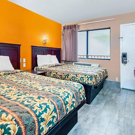 Oyo Hotel Lake Charles Hwy 10 Bagian luar foto