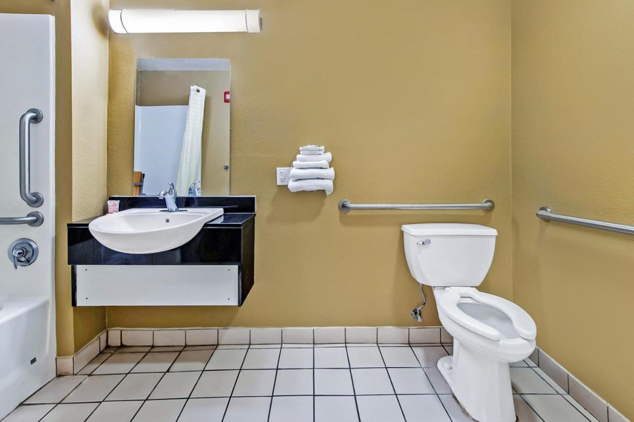 Oyo Hotel Lake Charles Hwy 10 Bagian luar foto