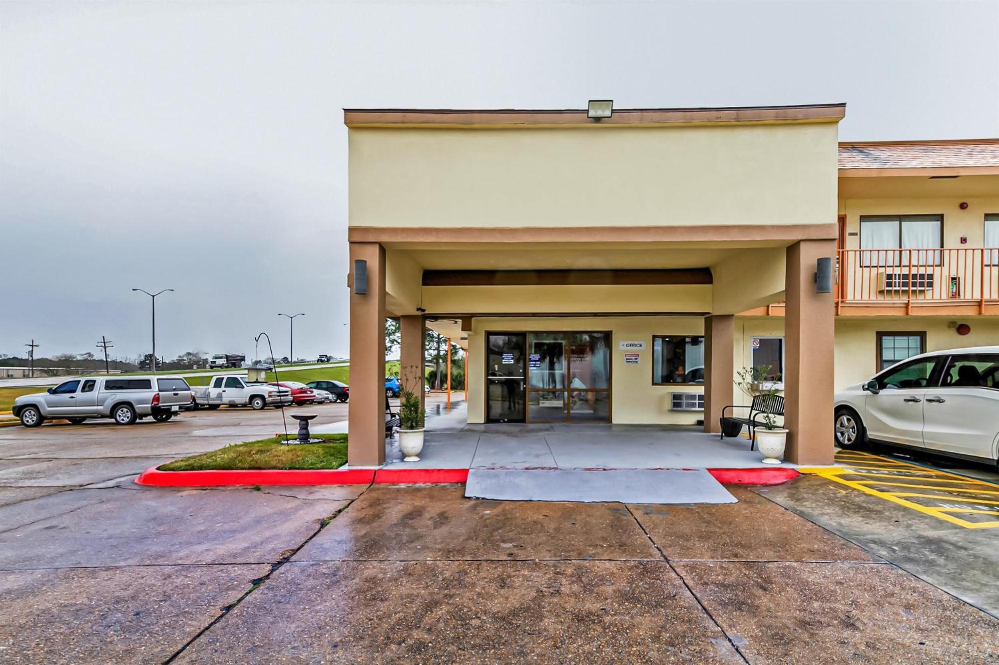 Oyo Hotel Lake Charles Hwy 10 Bagian luar foto