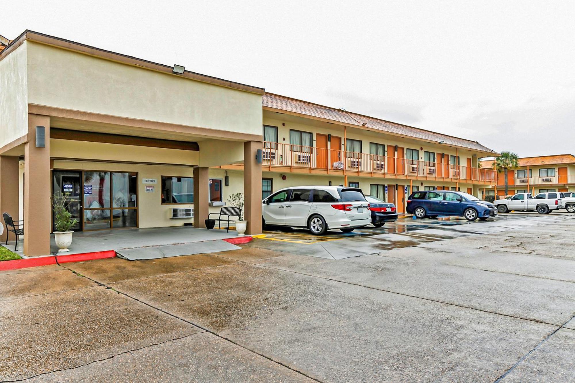 Oyo Hotel Lake Charles Hwy 10 Bagian luar foto