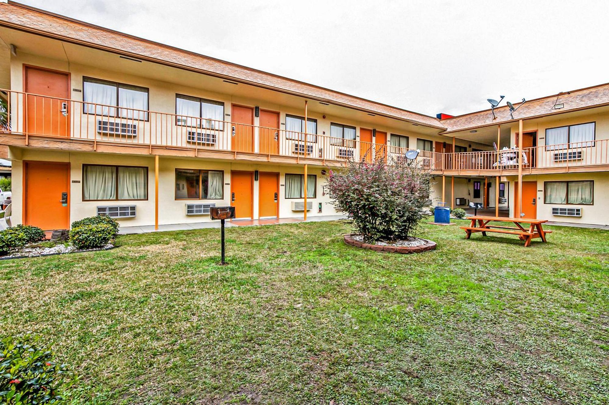 Oyo Hotel Lake Charles Hwy 10 Bagian luar foto