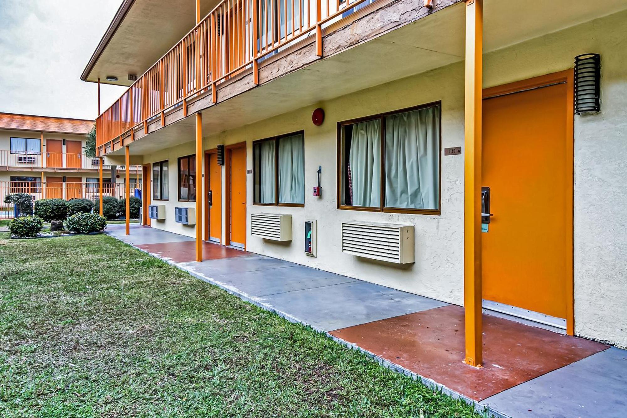 Oyo Hotel Lake Charles Hwy 10 Bagian luar foto
